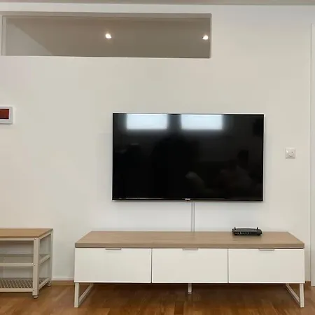 1,5-zimmer, Ausgestattet, 4 Pers, Souterrain, Self Check-in, Parkplatz, Netflix&amazon Prime Flintsbach