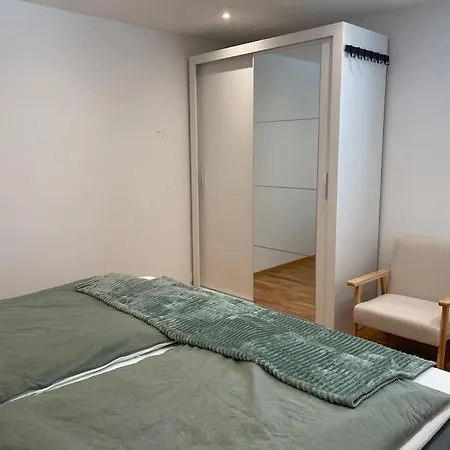 1,5-zimmer, Ausgestattet, 4 Pers, Souterrain, Self Check-in, Parkplatz, Netflix & Amazon Prime פלינטסבאך