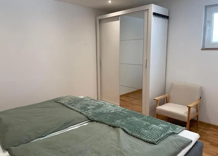 1,5-zimmer, Ausgestattet, 4 Pers, Souterrain, Self Check-in, Parkplatz, Netflix & Amazon Prime פלינטסבאך